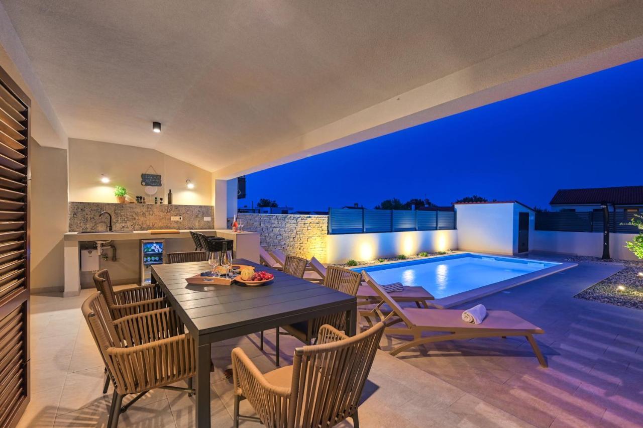 Apartment Zala With Private Pool Liznjan Bagian luar foto