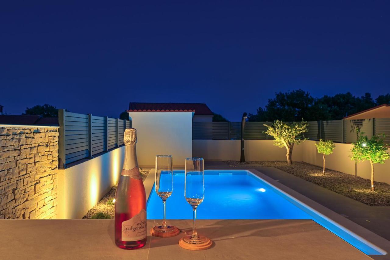 Apartment Zala With Private Pool Liznjan Bagian luar foto